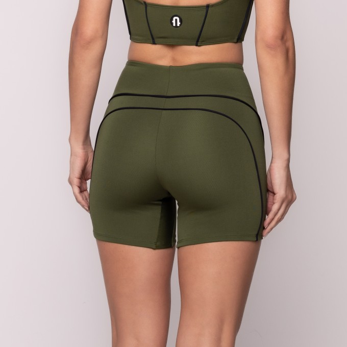 Short Pulsar Com Vivo Contrastante Verde Musgo