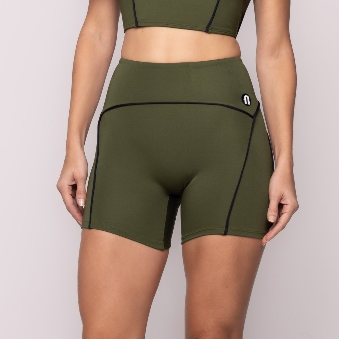 Short Pulsar Com Vivo Contrastante Verde Musgo